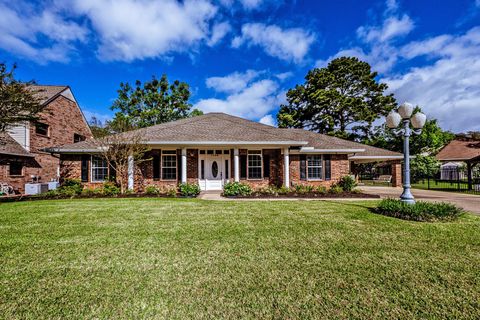 Homes For Sale - 1106 Lakeside Drive<br/> Huntsville, TX 77320