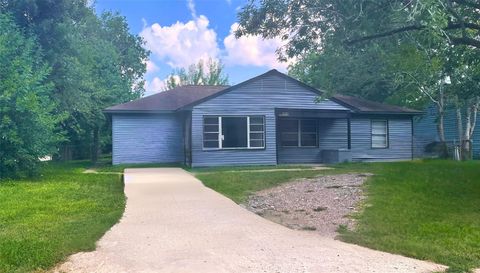 Photo of 6003 Westover Street, Houston, TX 77033 (MLS # 15378495)