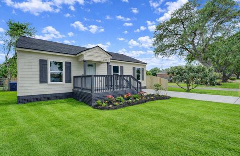 Photo of 2407 36th Avenue N, Texas City, TX 77590 (MLS # 52568788)