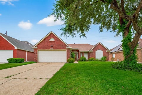 Homes For Sale - 914 W Peach Hollow Circle<br/> Pearland, TX 77584