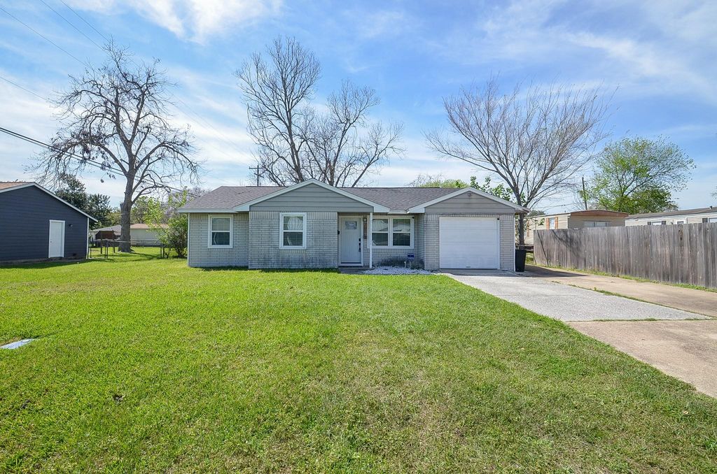 Photo of 201 Inwood Lane, Highlands, TX 77562 (MLS # 51740604)