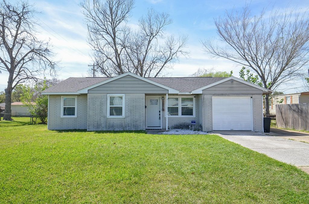 Photo of 201 Inwood Lane, Highlands, TX 77562 (MLS # 51740604)