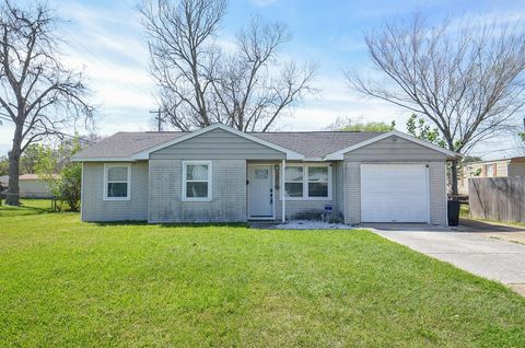 201 Inwood Lane Highlands TX 77562