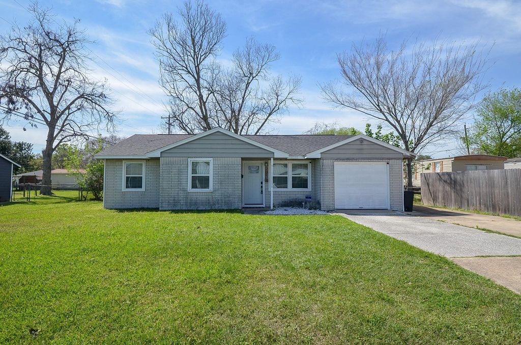 Photo of 201 Inwood Lane, Highlands, TX 77562 (MLS # 51740604)