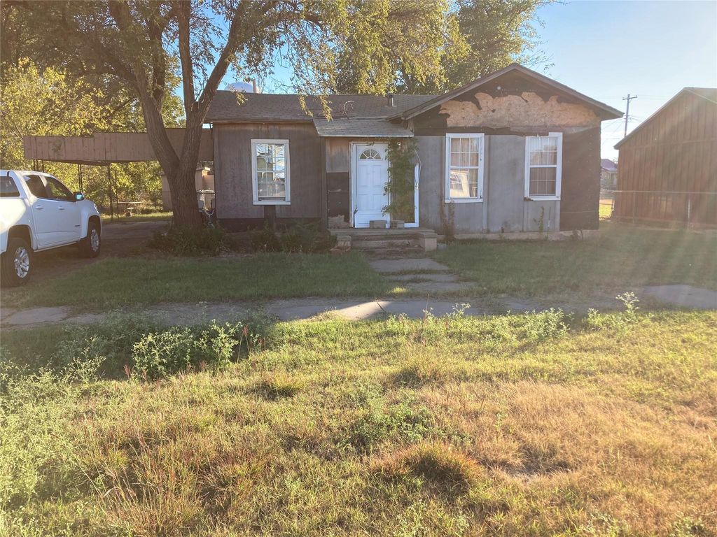 Photo of 903 W 8th Street, Quanah, TX 79252 (MLS # 26945802)