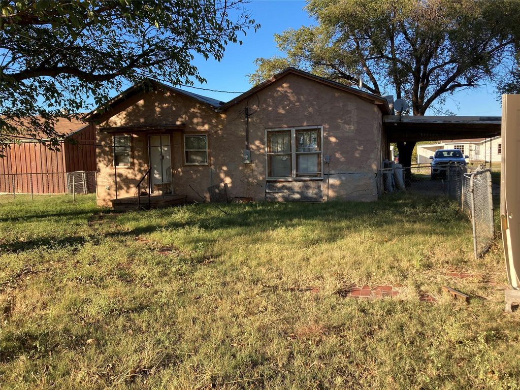 Photo of 903 W 8th Street, Quanah, TX 79252 (MLS # 26945802)
