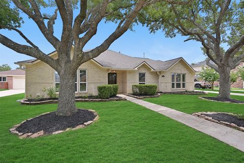 Photo of 2015 Stonecrest Way, Pearland, TX 77581 (MLS # 93415720)