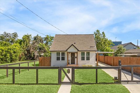 Photo of 1206 Fairbanks Street, Houston, TX 77009 (MLS # 51569197)