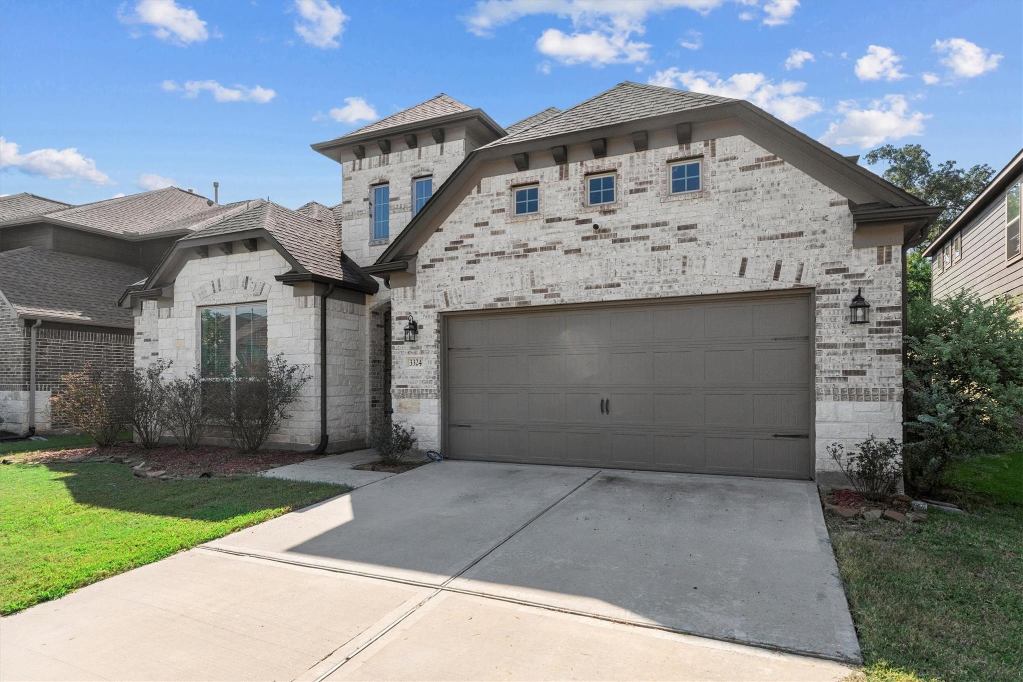 3324 Hickory Leaf Trail