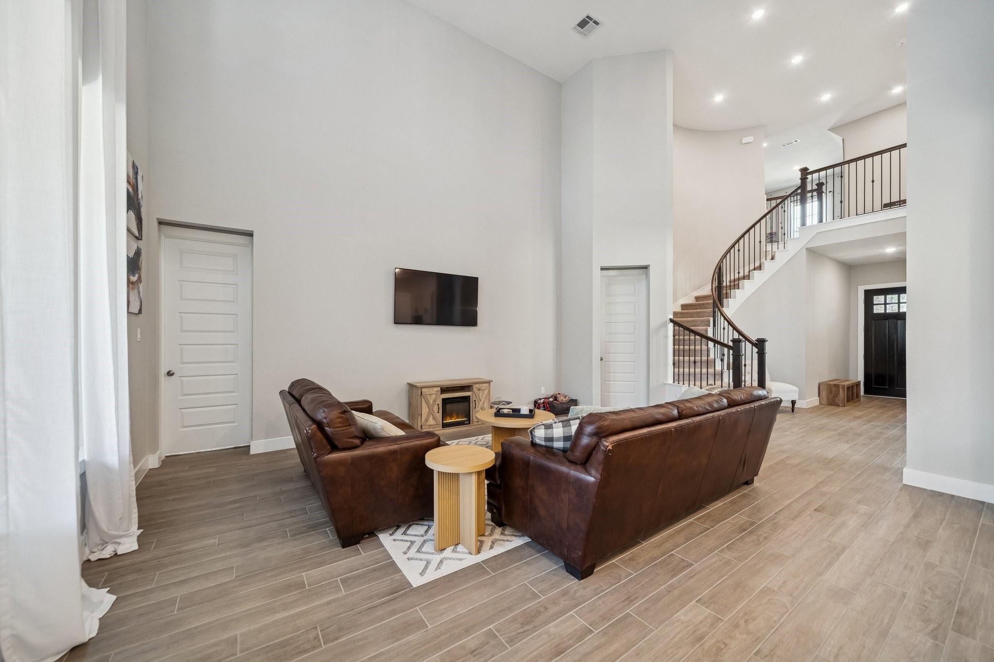 215 Nirnroot Court