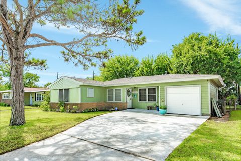 Photo of 117 Tuna Street, Galveston, TX 77550 (MLS # 40665047)