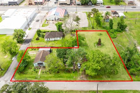 Photo of 233 Hamilton Street, West Columbia, TX 77486 (MLS # 88007285)