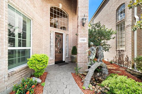 Photo of 1310 Whispering Pines Drive, Houston, TX 77055 (MLS # 87795357)