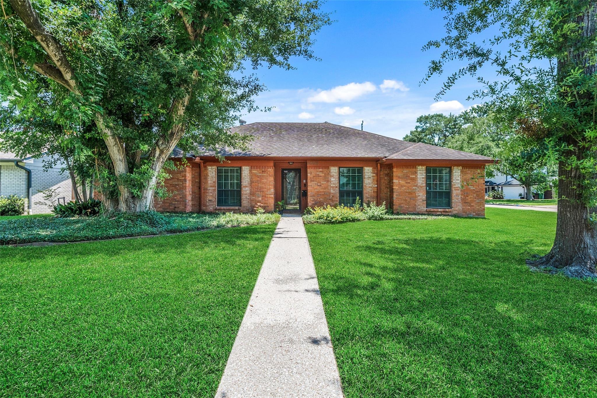 5002 Leafy Hollow Court