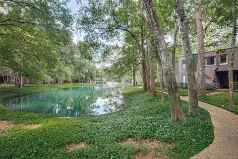 Photo of 49 Litchfield Lane, Houston, TX 77024 (MLS # 98951989)