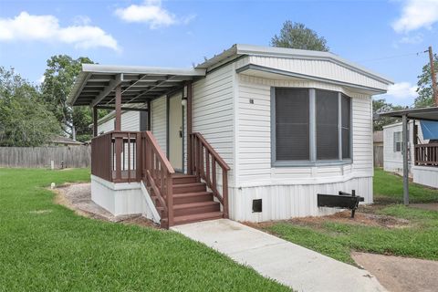 Photo of 2222 N Austin Avenue #18, Pearland, TX 77581 (MLS # 71811532)