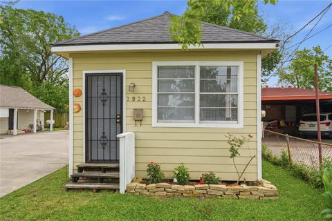 Photo of 7922 Sherman Street, Houston, TX 77012 (MLS # 95735069)
