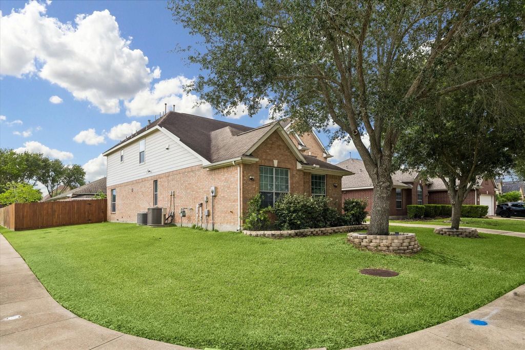 Photo of 13703 Hudson Court, Sugar Land, TX 77498 (MLS # 95416693)