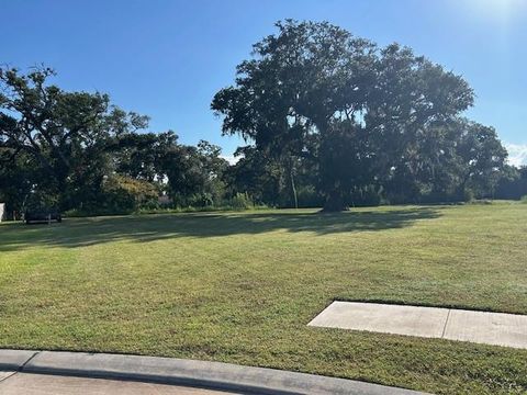 Photo of 118 Creekside Lane, Lake Jackson, TX 77566 (MLS # 36422649)
