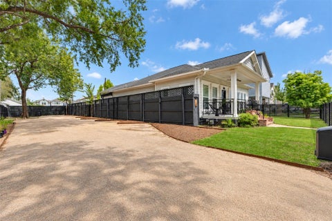 Photo of 829 W 19th Street, Houston, TX 77008 (MLS # 2197056)