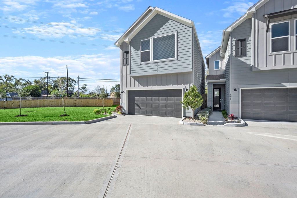 Photo of 8103 Esther Acres Ln, Houston, TX 77088 (MLS # 58088140)