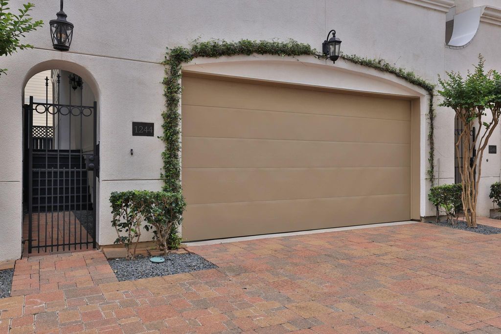 Photo of 1244 W 23rd Street, Houston, TX 77008 (MLS # 34125696)