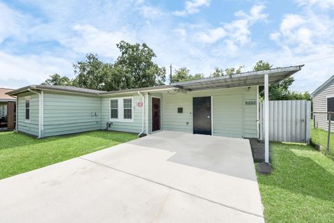 Tiny photo for 5202 Pensdale Street, Houston, TX 77033 (MLS # 45701908)