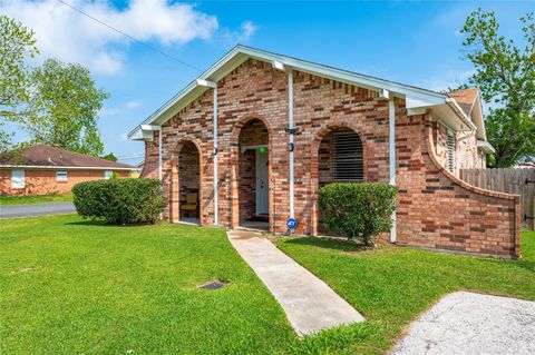 Photo of 6918 Woodrow Street, Texas City, TX 77591 (MLS # 21087450)