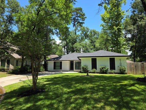 Photo of 8 N Brook Pebble Court, The Woodlands, TX 77380 (MLS # 78966529)