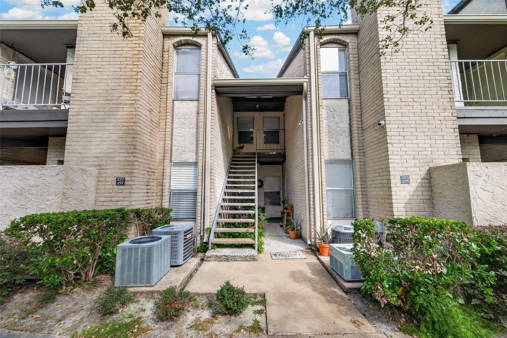 Photo of 2021 Spenwick Drive #217, Houston, TX 77055 (MLS # 72141636)