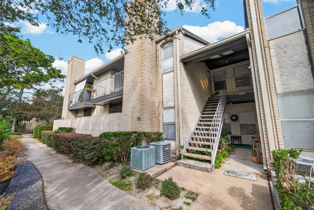Photo of 2021 Spenwick Drive #217, Houston, TX 77055 (MLS # 72141636)