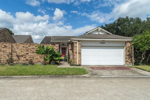 Photo of 1719 Sullins Way, Houston, TX 77058 (MLS # 21192697)