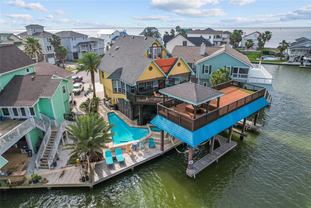 Photo of 106 Isles End Road, Tiki Island, TX 77554 (MLS # 76157356)