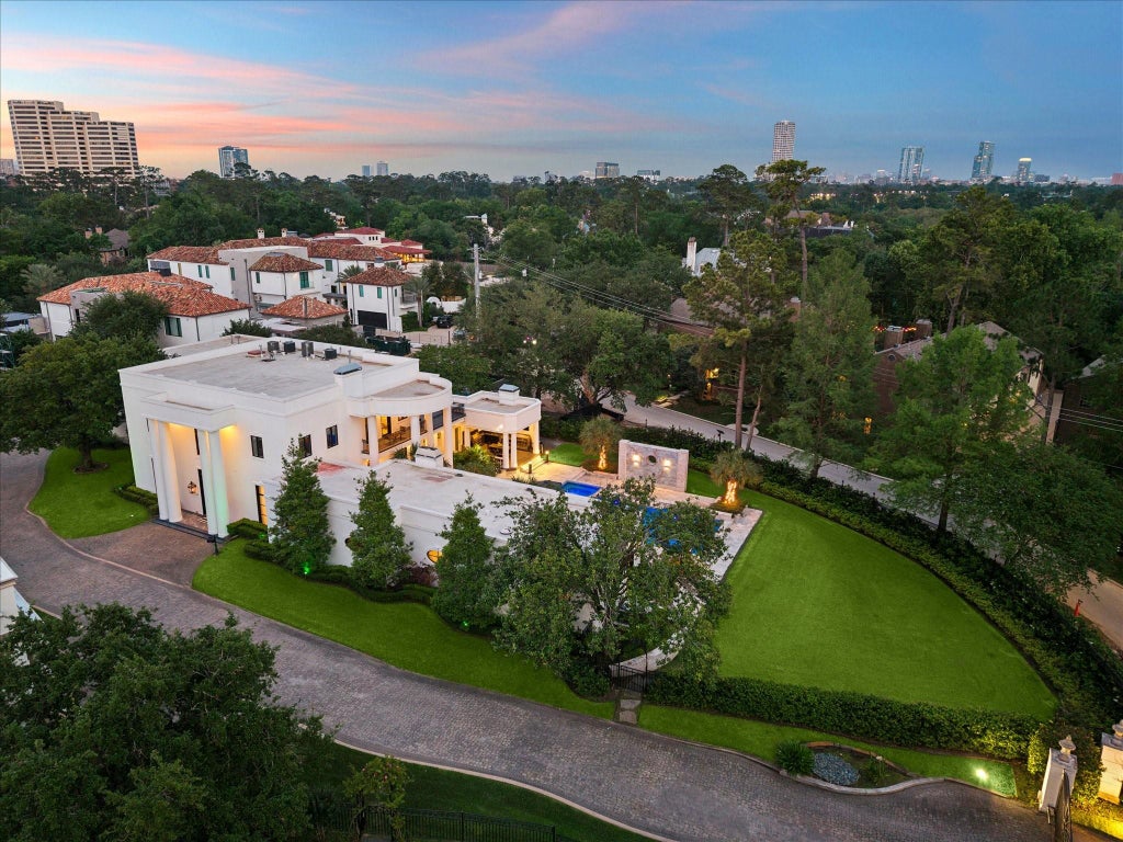 Photo of 24 Crestwood Drive, Houston, TX 77007 (MLS # 44007478)
