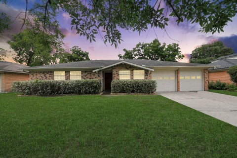 Photo of 5815 Effingham Drive, Houston, TX 77035 (MLS # 13467333)