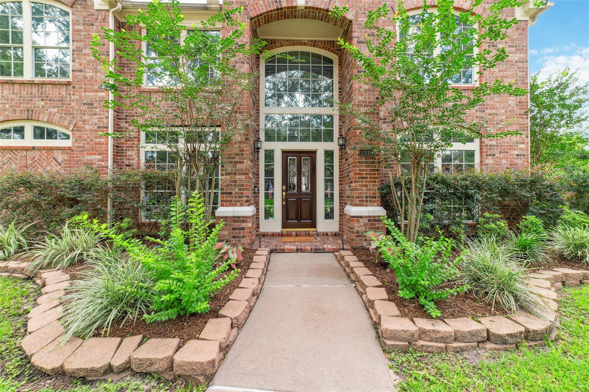 1915 Stormcroft Circle