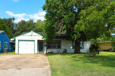 Photo of 405 Center Way Street, Lake Jackson, TX 77566 (MLS # 43551034)
