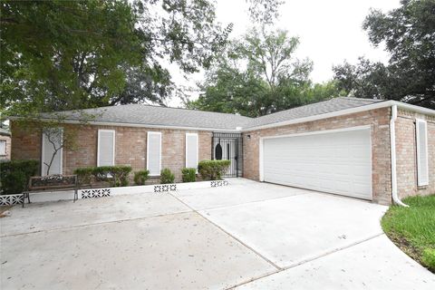 Photo of 13710 Ella Lee Lane, Houston, TX 77077 (MLS # 79585262)