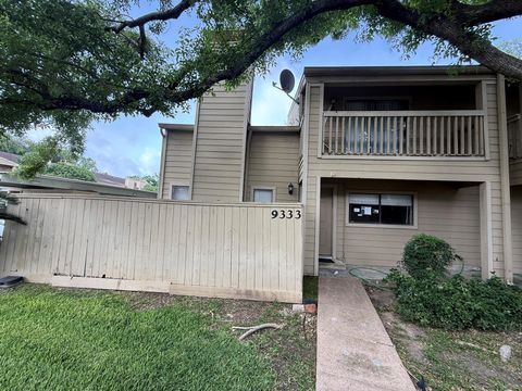 Photo of 9333 Pagewood Lane, Houston, TX 77063 (MLS # 41656170)