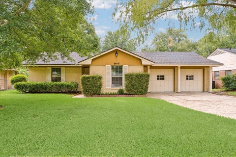 Photo of 5615 Burlinghall Drive, Houston, TX 77035 (MLS # 21375111)