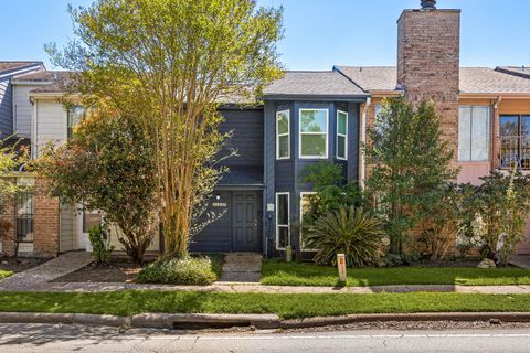 Townhouse For Sale - 11229 Briar Forest Drive<br/> Harris County, Houston, TX 77042