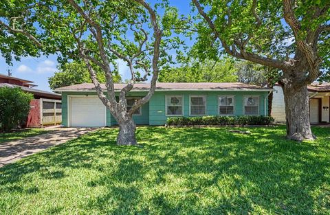 Photo of 126 Bonita Avenue, Galveston, TX 77550 (MLS # 44563689)