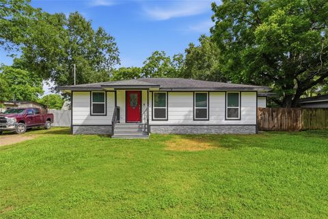 Photo of 404 Oaklawn Street, League City, TX 77573 (MLS # 9987409)
