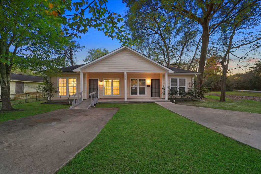 Photo of 5502 Finch Street #B, Houston, TX 77028 (MLS # 81661474)