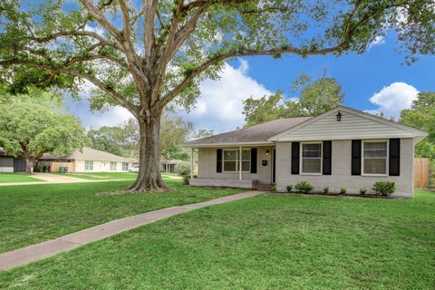 Photo of 9638 Maribelle Way, Houston, TX 77055 (MLS # 69074421)