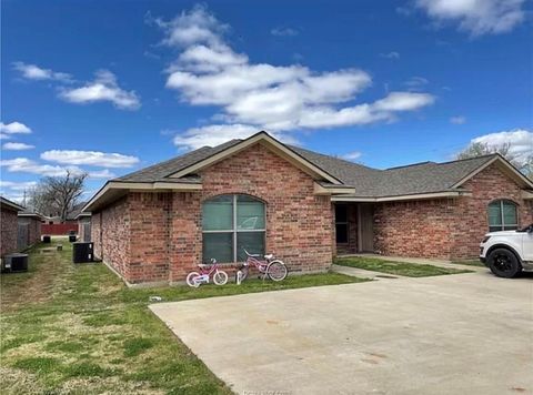 Photo of 717 N Marshall Lane, Franklin, TX 77856 (MLS # 65034217)
