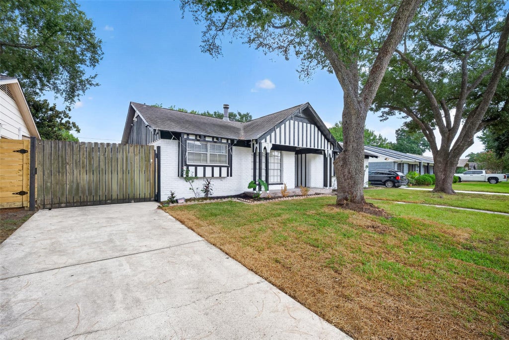 Photo of 6038 Cartagena Street, Houston, TX 77035 (MLS # 82934036)
