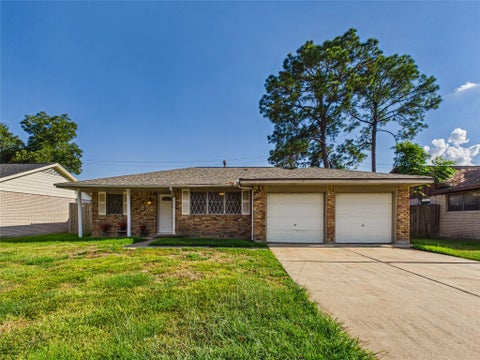 Photo of 858 Shawnee Street, Houston, TX 77034 (MLS # 98988337)
