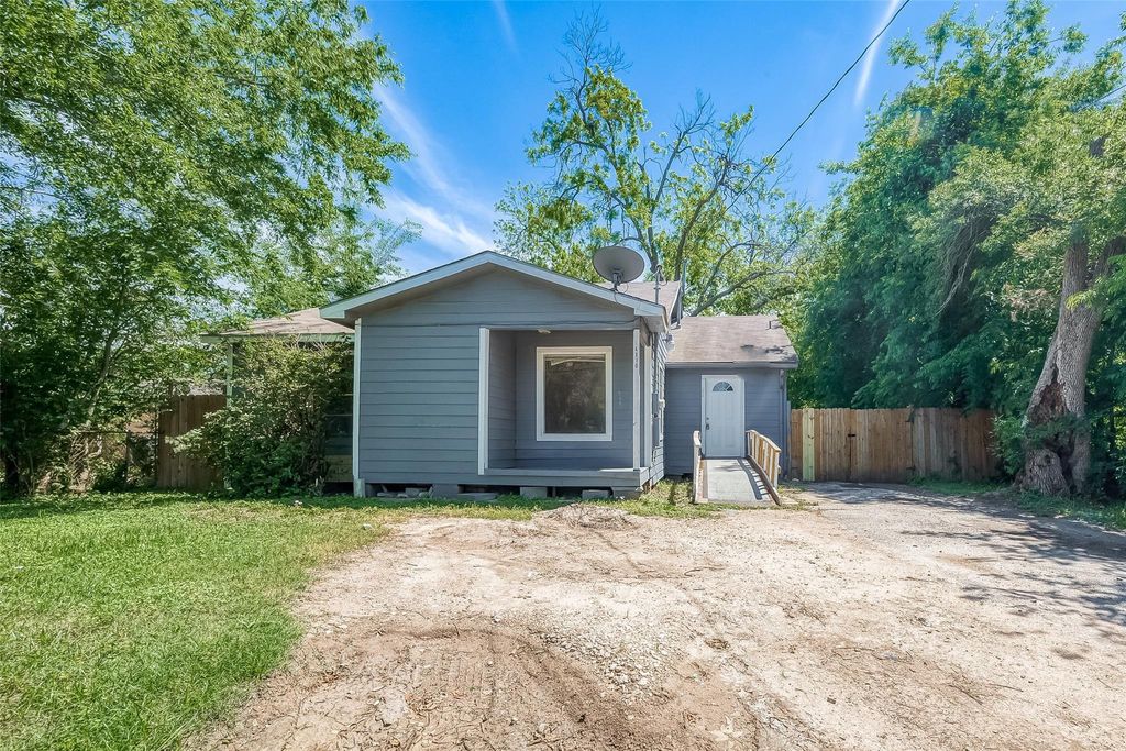 Photo of 4810 Carmen Street, Houston, TX 77033 (MLS # 41838715)