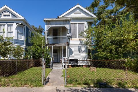 Photo of 1916 Avenue M 1/2, Galveston, TX 77550 (MLS # 19275540)